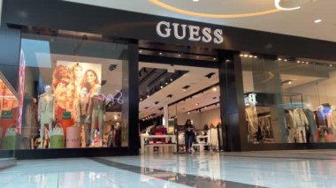 Metrotown Surrey Burnaby bc Canada İmza Panosu ve mankenler 27.10.10.2022