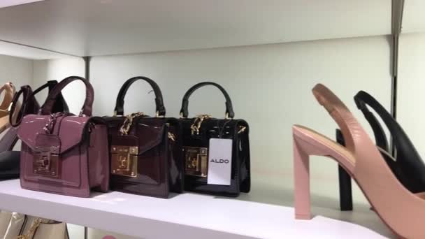 不同颜色的高跟鞋和手提包在加拿大萨里伯纳比大都会城的Guildford镇中心柜台上 Aldo鞋店拥有珠宝和手提包Metropolis — 图库视频影像