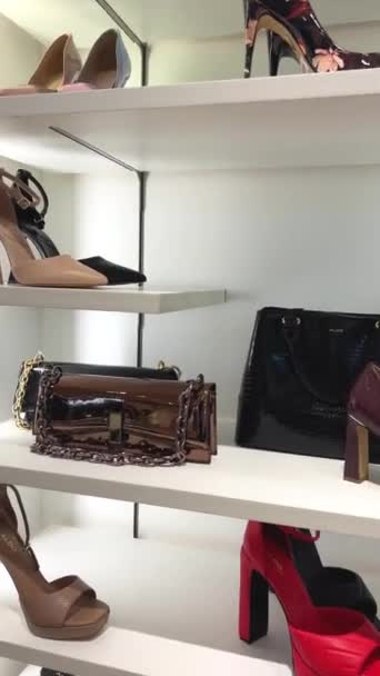 Guildford Şehir Merkezi Aldo Ayakkabı Mağazası Nın Tezgahında Yüksek Topuklu — Stok video