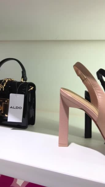 不同颜色的高跟鞋和手提包在加拿大萨里伯纳比大都会城的Guildford镇中心柜台上 Aldo鞋店拥有珠宝和手提包Metropolis — 图库视频影像