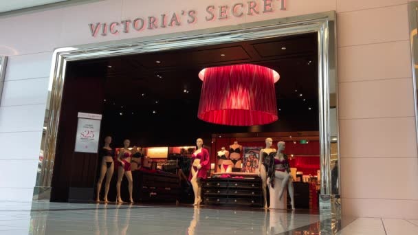 Skyltdockor Klädda Underkläder Guildford Town Center Victorias Secret Underkläder Butik — Stockvideo
