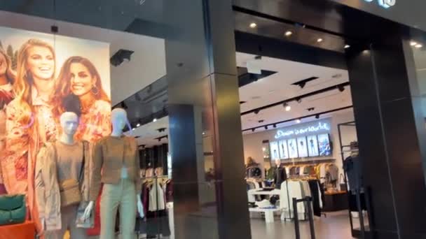 猜猜服装店鞋子和珠宝陈列店进入加拿大萨里伯纳比市中心的吉福德镇中心大都市 — 图库视频影像
