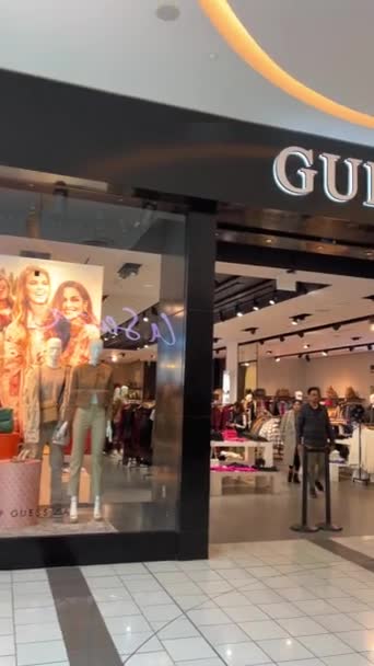 Guess Tienda Ropa Zapatos Joyería Escaparate Entrada Tienda Guildford Town — Vídeos de Stock