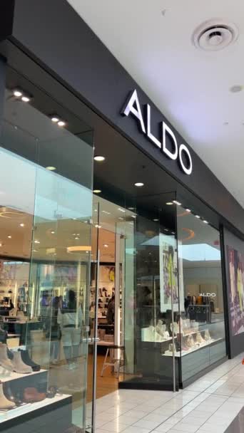 ギルフォードタウンセンターAldo大型ショッピングセンターの店への入り口靴店には宝石やバッグがありますメトロポリスメトロタウンサリーバーナビーBcカナダ27 2022 — ストック動画