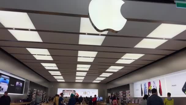 Apple Store Teléfonos Iphones Portátiles Personas Compran Apple Signo Guildford — Vídeo de stock