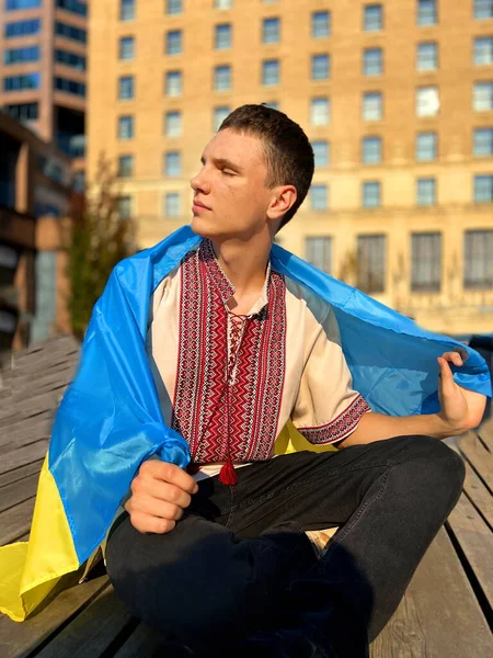 Jovem Senta Uma Camisa Bordada Seus Ombros Com Bandeira Ucrânia — Fotografia de Stock