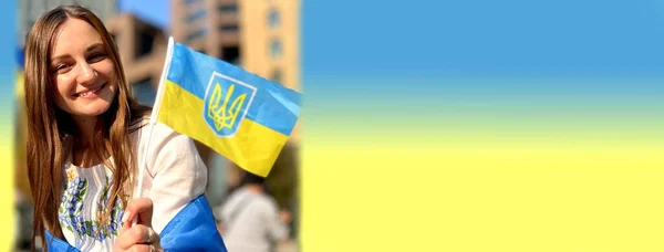 Rymdtext För Reklam Ung Ukrainsk Kvinna Med Flagga Ukraina Banner — Stockfoto