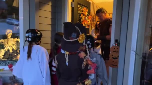 Surrey Kanada Özel Bir Cadılar Bayramı Çocukları Kapımızı Çalıyor Onlara — Stok video