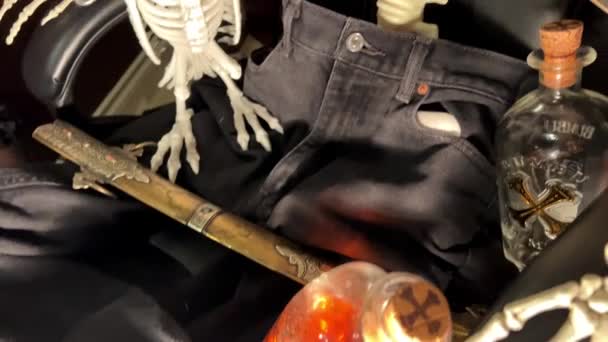 Squelette Est Assis Sur Une Chaise Oeil Inséré Regarde Par — Video