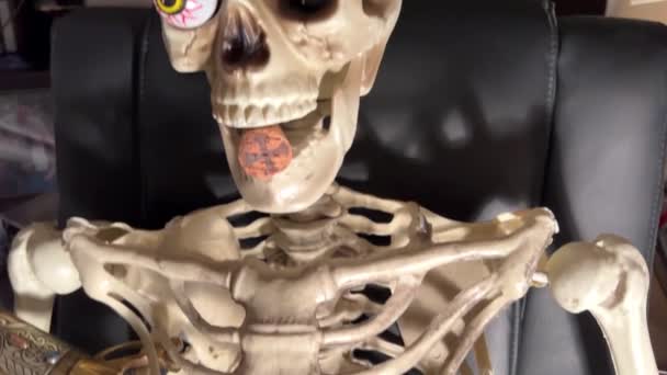 Esqueleto Está Sentado Uma Cadeira Ele Tem Olho Inserido Ele — Vídeo de Stock