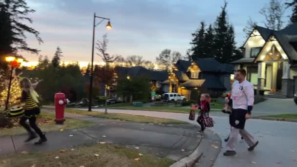 Prywatny Dom Surrey Kanada Halloween Dzieci Przychodzą Domu Pukanie Otrzymują — Wideo stockowe