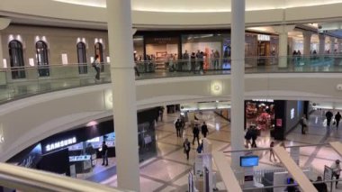 Metrotown Surrey Burnaby, Kanada 27.10.2022 'de Guildford Town Center Metropolis' te yürüyen bir asansörcünün bulunduğu birkaç kat için herkesin işi aceleye geldi.