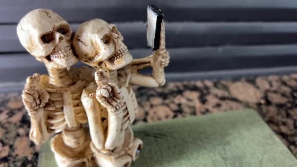 Скелеты Ног Делают Селфи Смотрят Мобильный Телефон Улыбаются Зубами Показывают — стоковое видео