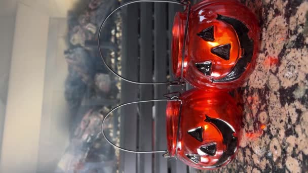 Δύο Φωτεινά Πορτοκαλί Κηροπήγια Σχήμα Κολοκύθας Jack Lantern Γυάλινο Φανάρι — Αρχείο Βίντεο