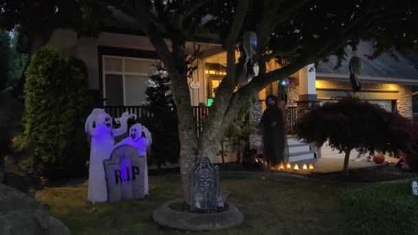 Geschmücktes Haus Für Die Halloween Nacht Hexenspinnen Und Große Ketten — Stockvideo