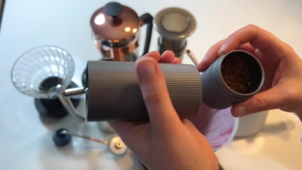 Vrouwen Handen Houden Koffiemolen Dure Professionele Ijzer Grijze Koffiemolen Keukentafel — Stockvideo