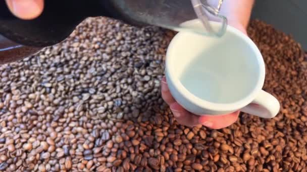 Sıcak Kahve Bardağa Cam Bir Matarayla Doldurulur Beyaz Bir Fincan — Stok video