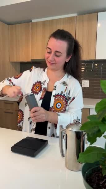 Kraft Young Için Profesyonel Eşyalar Beyaz Elbiseli Bir Desenli Kahve — Stok video
