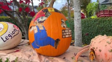 Mario 'nun balkabağına oyduğu ve süslendiği sonbahar hasat festivali için balkabağı süslemelerine farklı karakterler ve yüzler oyulmuş sebze ve meyve oyma sanatı.