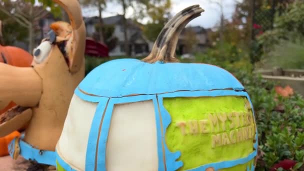 蔬菜和水果的艺术雕琢秋天收获节上的不同人物和面孔装饰灰姑娘的马车是用南瓜而不是用轮子雕成的小南瓜做的 — 图库视频影像
