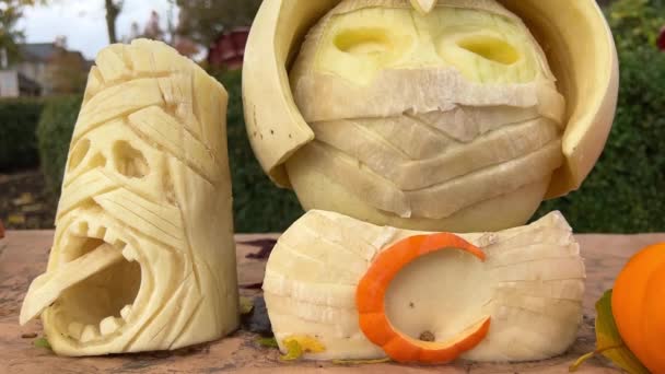채소와 과일을 조각하는 작품에는 얼굴이 할로윈 장식에는 축제의 창의적 아이디어 — 비디오