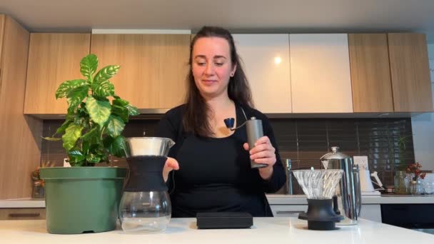 Ein Mädchen Der Hand Mit Einer Handmühle Mahlt Kaffeebohnen Daneben — Stockvideo