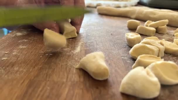 Gentili Vecchie Mani Anziana Nonna Stendere Pasta Cucinerà Torte Cuocere — Video Stock