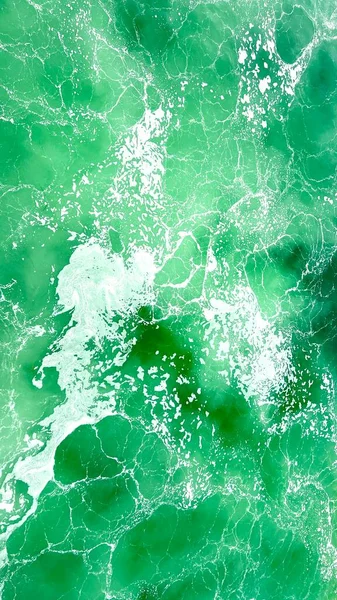 緑色の背景の嵐の水アクアマリン海水面上の白い泡の抽象的な形 高品質の写真 — ストック写真