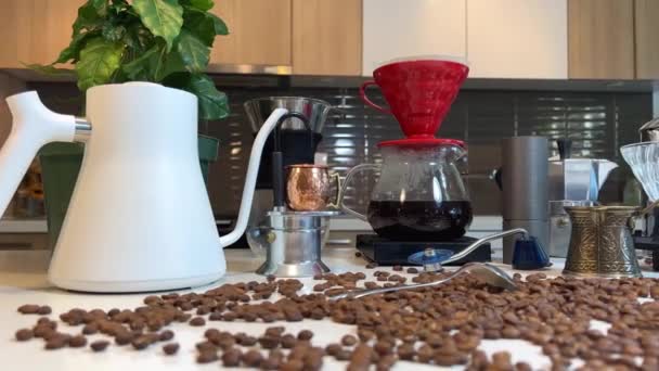 Verschillende Toestellen Voor Ambachtelijke Koffiebonen Liggen Tafel Het Witte Aanrecht — Stockvideo