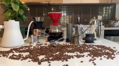 Filtre kahve makinesini kapat, termometre ve dijital ölçekte ısıt. Barista kahve yapıyor, metot döküyor, kahve damlatıyor. Yüksek kalite 4k görüntü