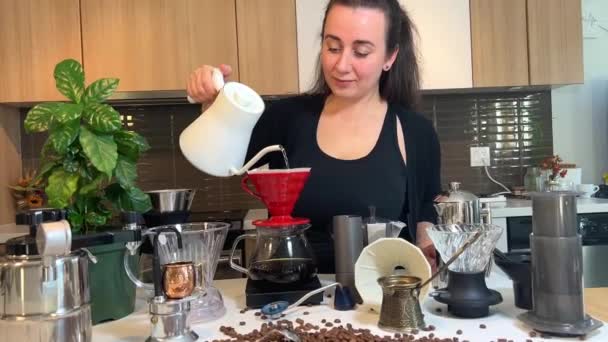 Nahaufnahme Einer Frau Die Latte Art Auf Milchschaum Macht Zeichnung — Stockvideo