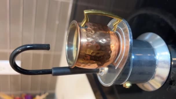 炉灶上站着一个水龙头形式的咖啡壶 在厨房炉灶上煮着银摩卡咖啡壶 Geyser咖啡机在家里做一杯可乐 意大利浓缩咖啡制造商 — 图库视频影像