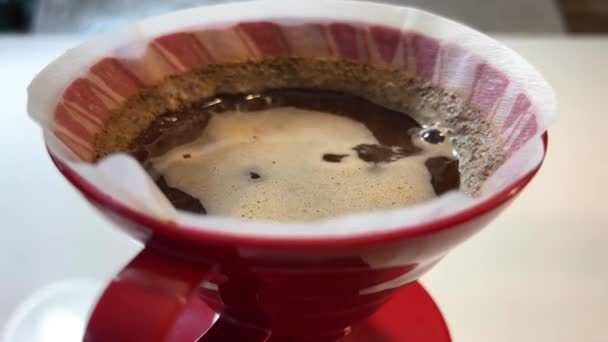 Jasně Červený Šálek Vaření Kávy Odkapávač Dělat Alternativní Speciální Filtr — Stock video