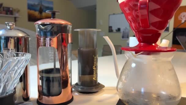 Verschiedene Geräte Für Craft Kaffeebohnen Liegen Auf Dem Tisch Auf — Stockvideo
