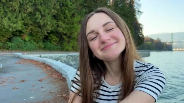 Νεαρή Κοπέλα Ετών Κάθεται Και Είναι Έκπληξη Άνοιξε Στόμα Της — Αρχείο Βίντεο