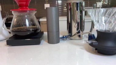 Kafedeki barın ya da kasiyerin arka planını bulanıklaştırıp kafeterya konseptini hazırlamak ve hazırlamak için gerekli ekipmanları görmek. Meşgul baristalarla birlikte.