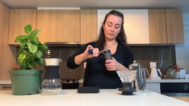 Junge Frau Die Coffeeshop Inhaberin Ist Benutzt Eine Manuelle Kaffeemühle — Stockvideo