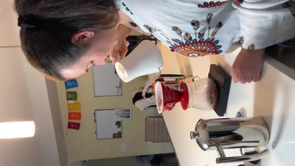 Linda Latina Coffee Shop Proprietário Está Trabalhando Verificando Inventário Café — Vídeo de Stock