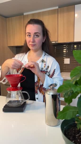 Engångspapper Servett Slow Motion Mjölk Slå Röret Röd Kaffebryggare Suddig — Stockvideo