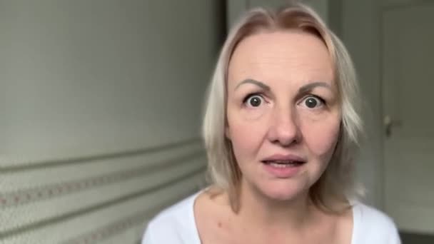 Konuşmak Istemiyorum Yetişkin Bir Kadın Kafasını Sallasın Hayır Beyaz Elbiseli — Stok video