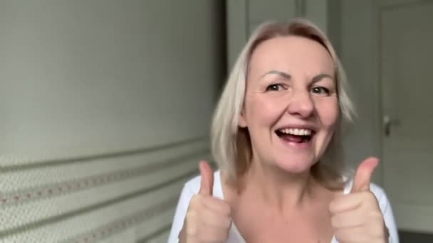 Позитивні Емоції Радість Успіх Виграти Доросла Світловолоса Жінка Танцює Показує — стокове відео