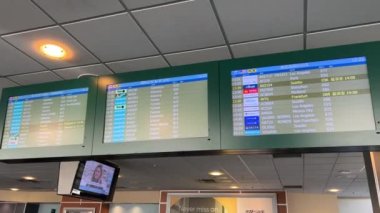 Sayı tahtası YVR Vancouver havaalanı 18.11.2022 Kanada