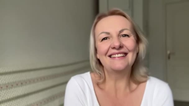 Mulher Adulta Com Cabelos Brancos Olha Para Quadros Sorri Para — Vídeo de Stock