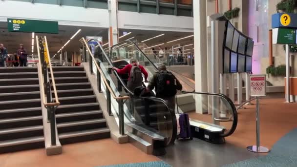 Yvr Аэропорт Ванкувера Люди Спускаются Поднимаются Эскалатору Глядя Своих Детей — стоковое видео