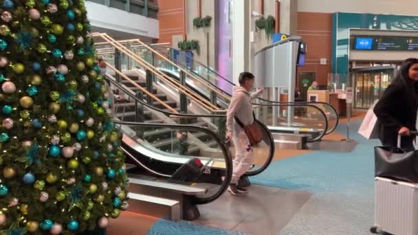 Yvr Vancouver Havaalanı Nsanlar Ellerinde Yürüyen Merdivenden Inip Çıkıyorlar Tekerlekli — Stok video
