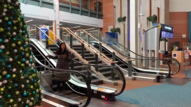 Yvrバンクーバー空港人々は車輪の上のスーツケースは素晴らしいですボールと異なる国の大きな緑のクリスマスツリーに移動するには18 2022カナダ — ストック動画