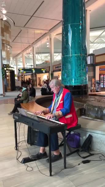 Man Die Piano Speelt Het Centrum Van Luchthaven Yvr Vancouver — Stockvideo