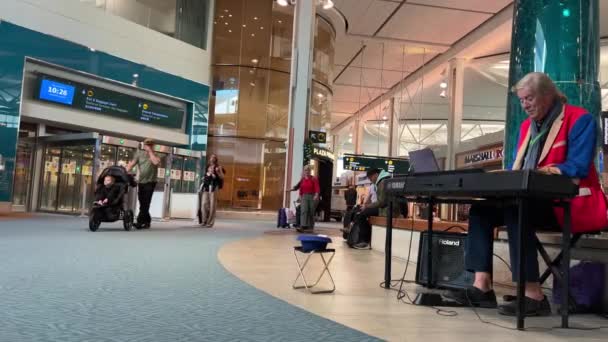 Чоловік Який Грає Піаніно Центрі Аеропорту Ванкувера Він Носить Синю — стокове відео