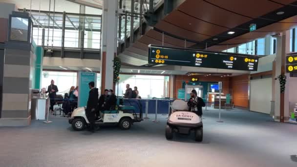 Männlicher Flughafenangestellter Parkt Ein Auto Zur Beförderung Von Gepäck Und — Stockvideo