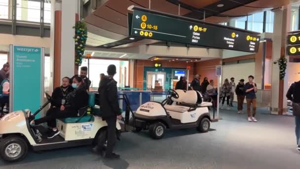 Mitarbeiter Des Flughafens Yvr Vancouver Warten Auf Menschen Die Einer — Stockvideo